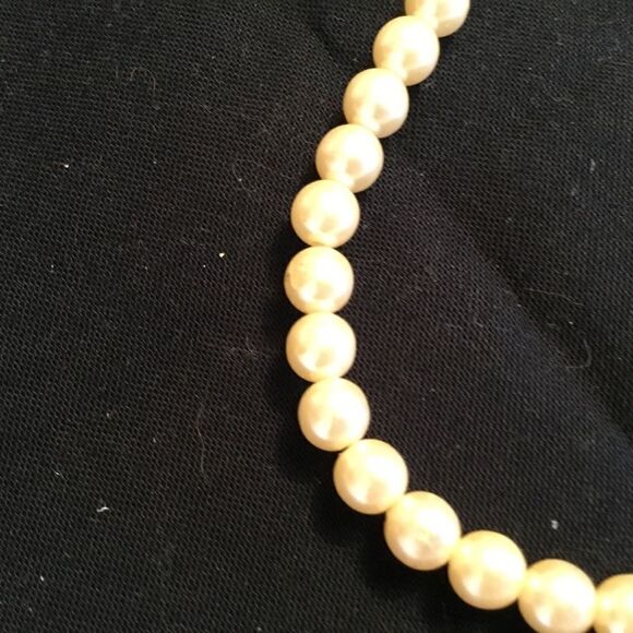 Cream Colored Faux Pearl Necklace - Picture 4 of 6
